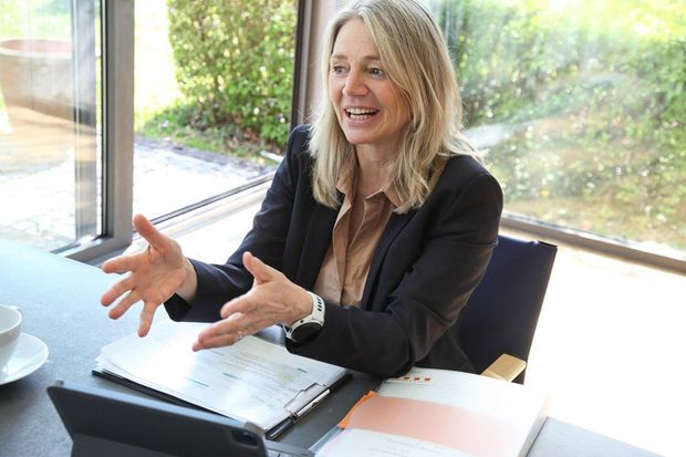 Porträt von Susanne Delfs mit Schwerpunkt auf Reflexion, Wandel und wirksame Schritte