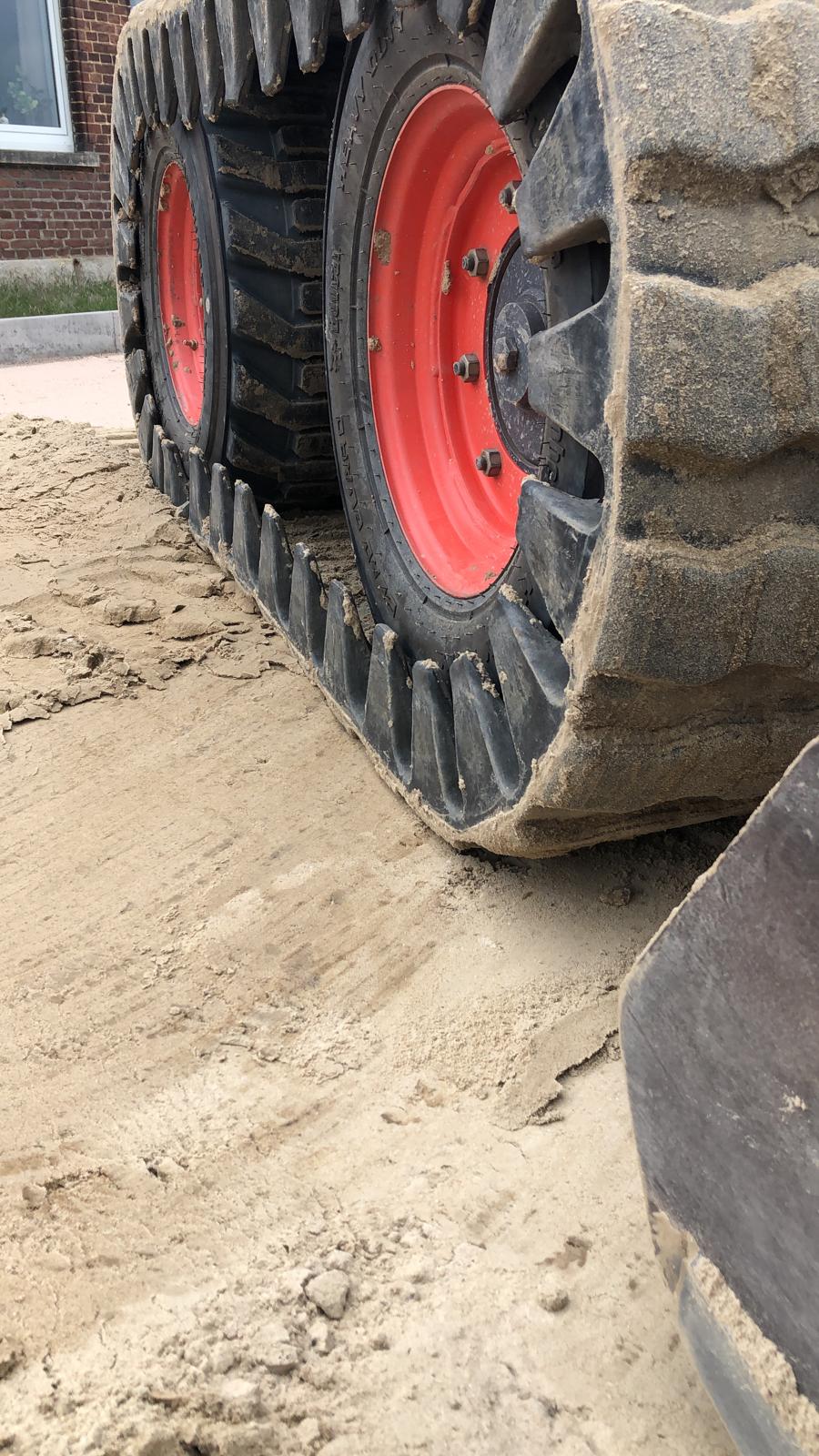 Erdbau, Reitplatzbau, Graderarbeiten, Rasenneuanlage