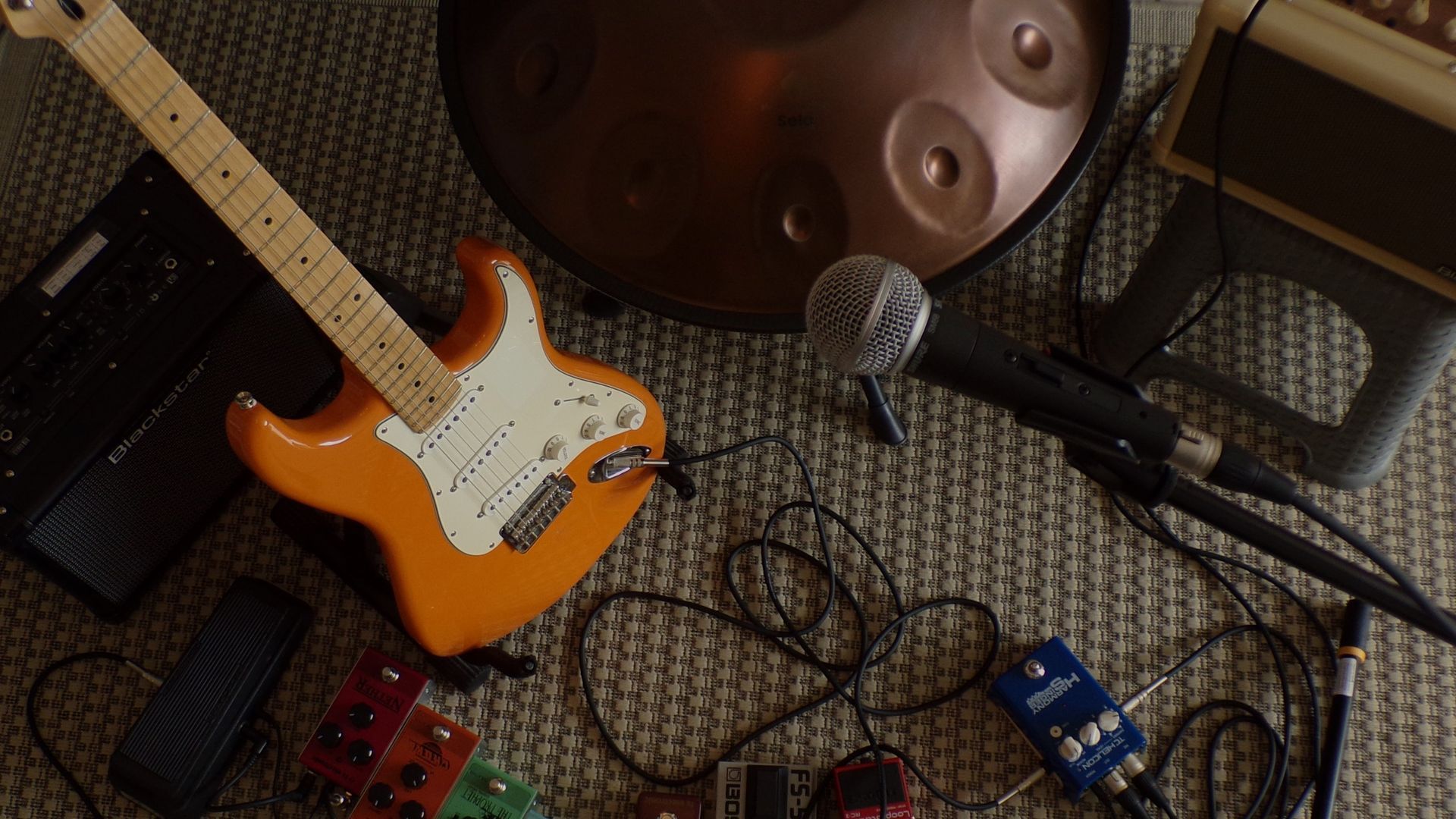 A new chapter begins: On December 6th, 2025 I’ll play my very first solo concert.
With guitar, loops, handpan and songs – a mix of my own music and cover songs I’ve loved for many years.
I can’t wait to share this journey with you. 