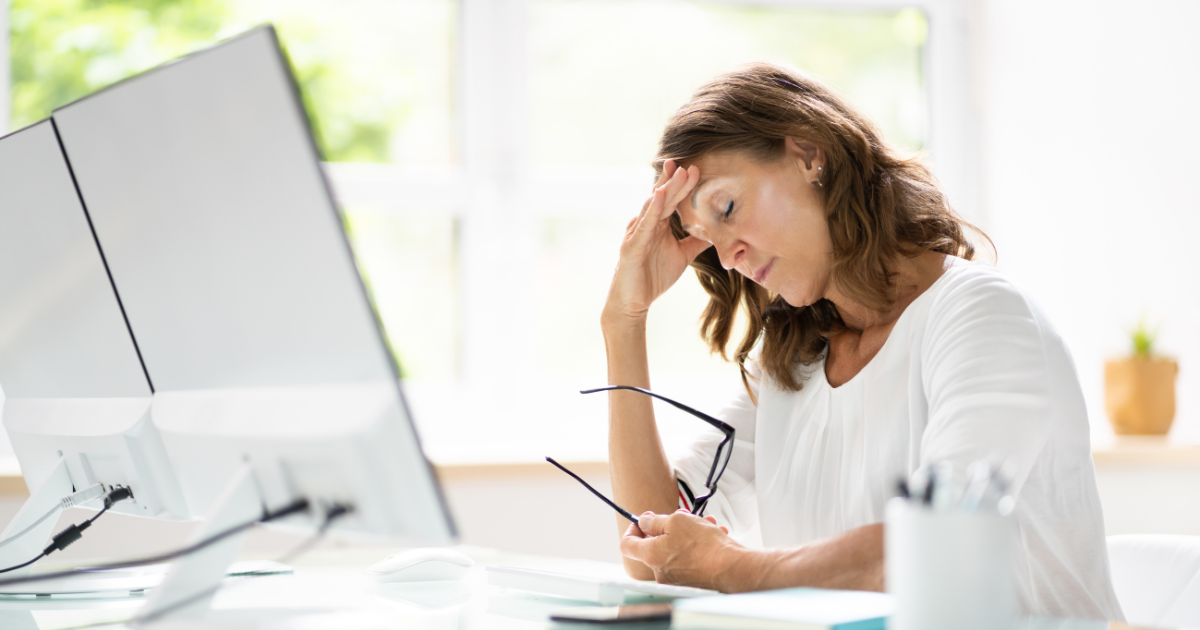 Eine Frau am Schreibtisch, die offensichtlich unzufrieden mit ihrem Job ist