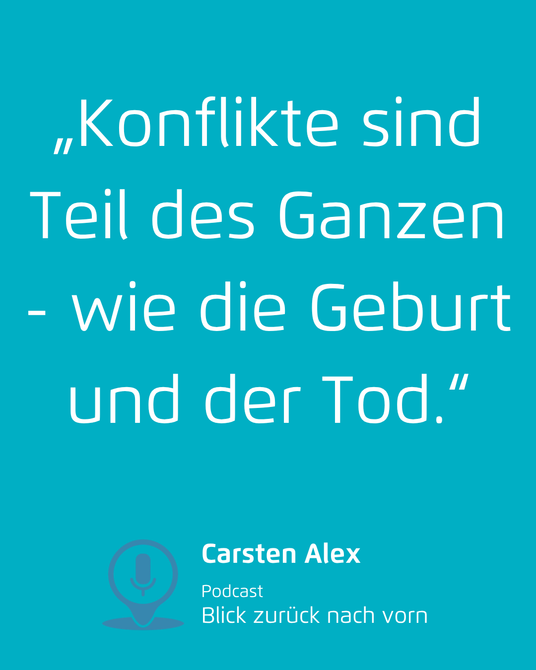 Türkiser Hintergrund mit dem Zitat „Konflikte sind Teil des Ganzen – wie die Geburt und der Tod.“ und Namenszeile unten