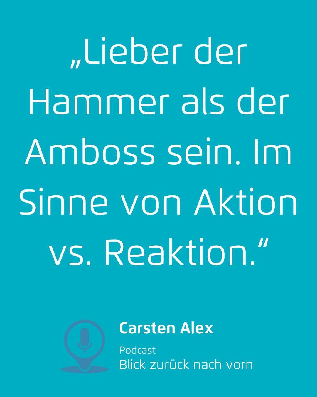 Türkisfarbene Zitatgrafik mit weißem deutschen Text über „Hammer und Amboss“, signiert von Carsten Alex.