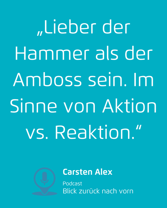 Türkisfarbene Grafik mit dem Zitat „Lieber der Hammer als der Amboss sein“ von Carsten Alex.