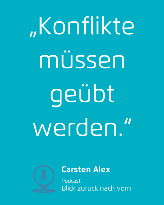 Türkisfarbene Grafik mit dem Zitat „Konflikte müssen geübt werden.“ von Carsten Alex.