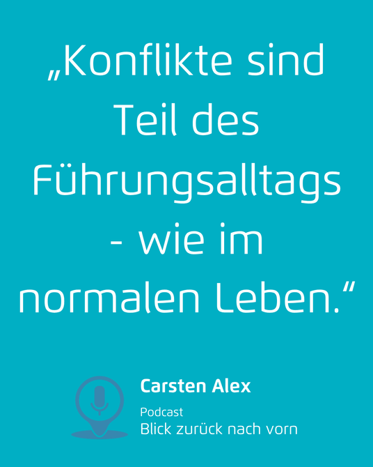 Türkiser Spruchbildschirm mit Zitat: „Konflikte sind Teil des Führungsalltags – wie im normalen Leben.“