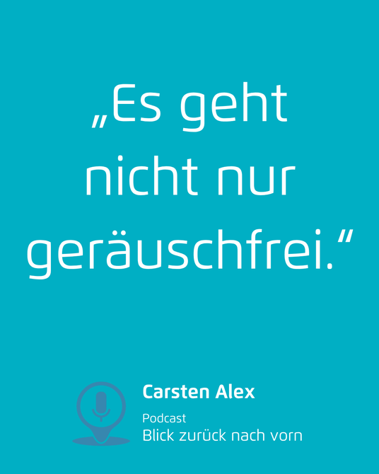Turquoise poster with German quote: „Es geht nicht nur geräuschfrei.“ by Carsten Alex.