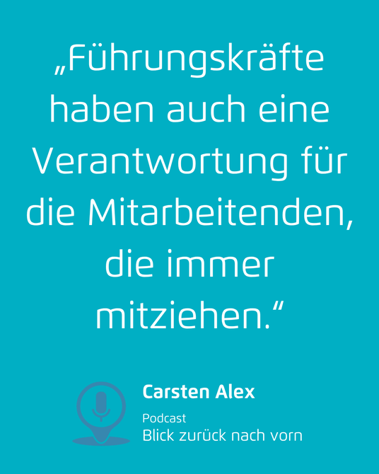 Türkisfarbene Zitatgrafik mit deutschem Text und Quellenangabe zu Carsten Alex am unteren Rand.