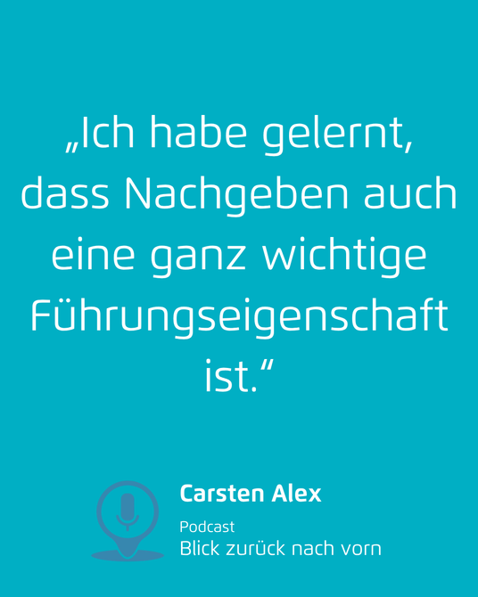 Türkisfarbene Quote-Grafik mit dem Text: „Ich habe gelernt, dass Nachgeben auch eine ganz wichtige Führungseigenschaft ist.“