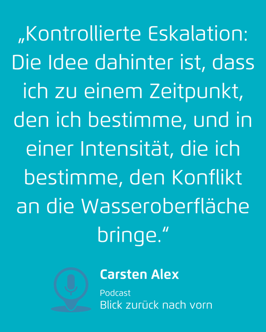 Türkisfarbene Zitatkarte mit deutschem Text und dem Namen Carsten Alex am unteren Rand.