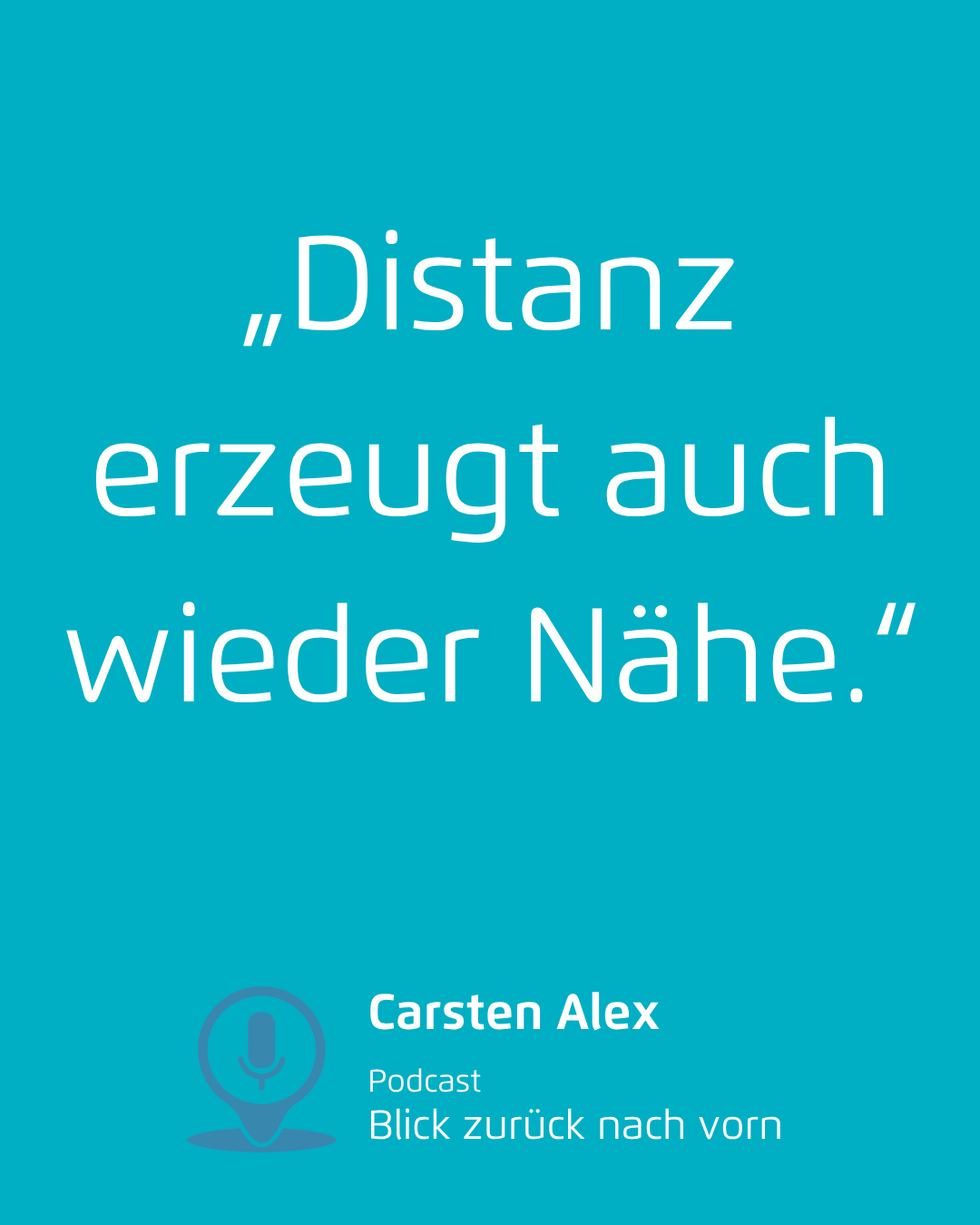 Türkiser Hintergrund mit dem Zitat „Distanz erzeugt auch wieder Nähe.“ von Carsten Alex.
