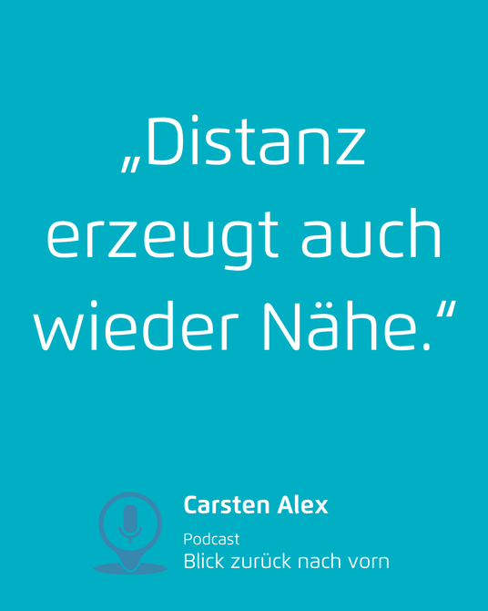 Turquoise quote graphic with white text: „Distanz erzeugt auch wieder Nähe.“