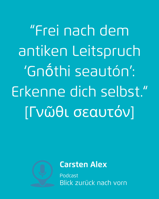 Türkisfarbene Karte mit dem deutschen Zitat „Erkenne dich selbst“ und dem griechischen Originaltext.