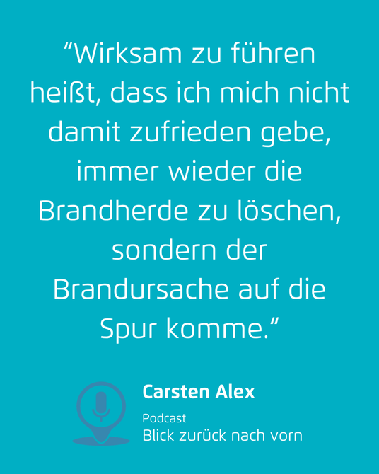 Türkisfarbene Zitatgrafik mit einem deutschen Leadership-Spruch von Carsten Alex und einem Mikrofon-Icon unten links