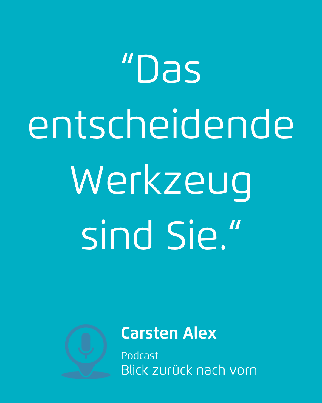 Türkisfarbene Grafik mit dem Zitat „Das entscheidende Werkzeug sind Sie.“ von Carsten Alex.