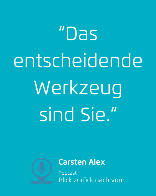 Blaues Poster mit dem deutschen Zitat „Das entscheidende Werkzeug sind Sie.“ und dem Namen Carsten Alex am unteren Rand.