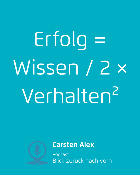 Türkisfarbenes Poster mit weißem deutschem Text: „Erfolg = Wissen / 2 × Verhalten²“ und einem kleinen Carsten-Alex-Logo.