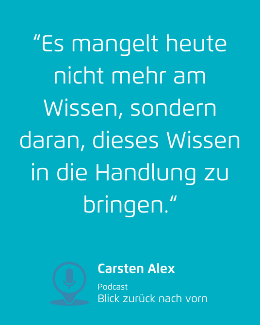 Türkisfarbene Zitatgrafik mit weißem Text: „Es mangelt heute nicht mehr am Wissen, sondern daran, dieses Wissen in die Handlung zu bringen.“