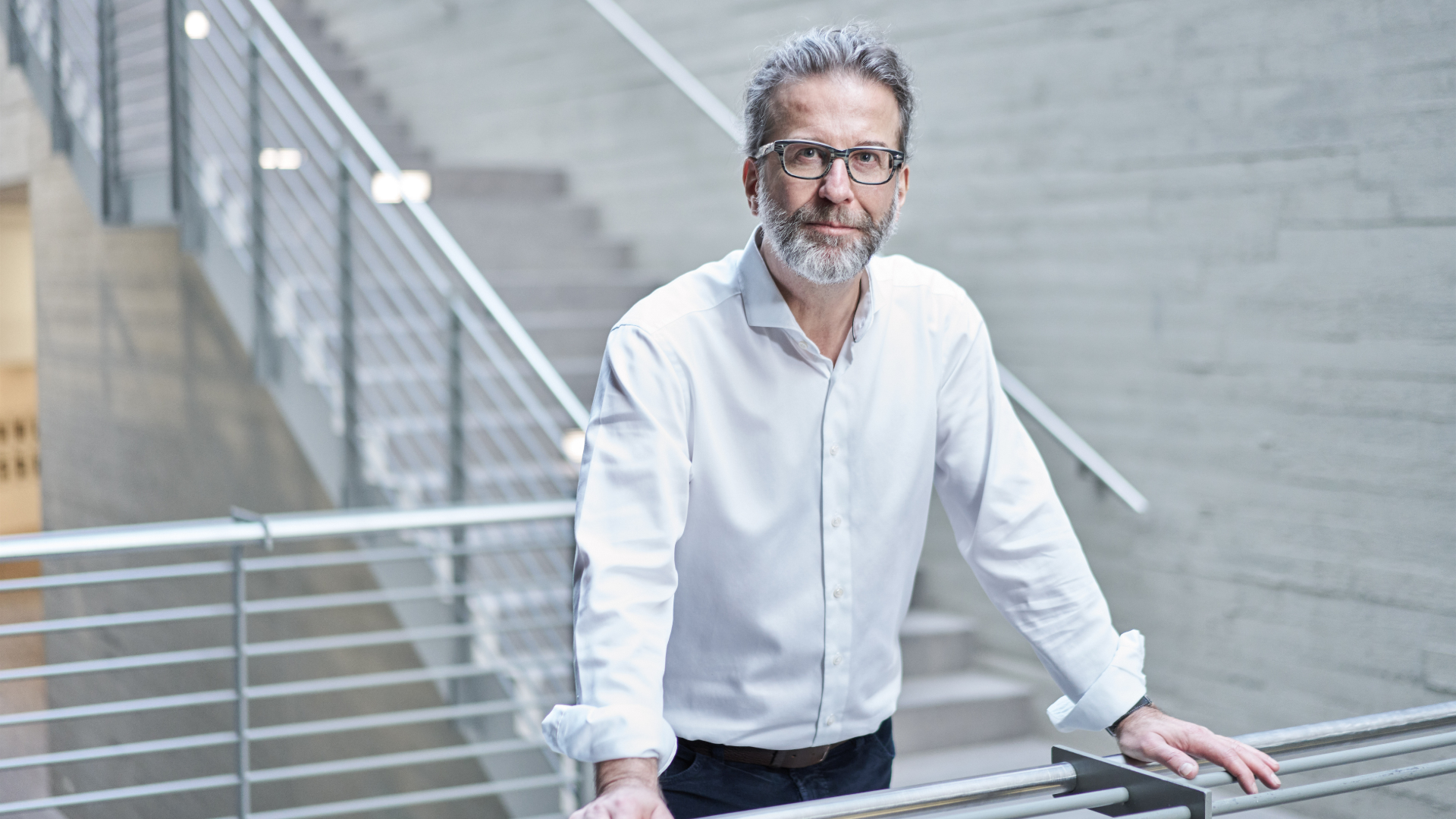 Foto von Coach Carsten Alex auf einem Geländer