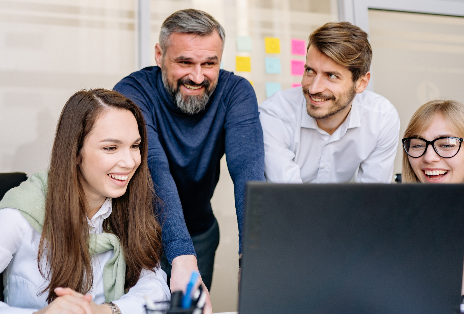 Ein Team aus erfahrener Führungskraft und jungen Talenten