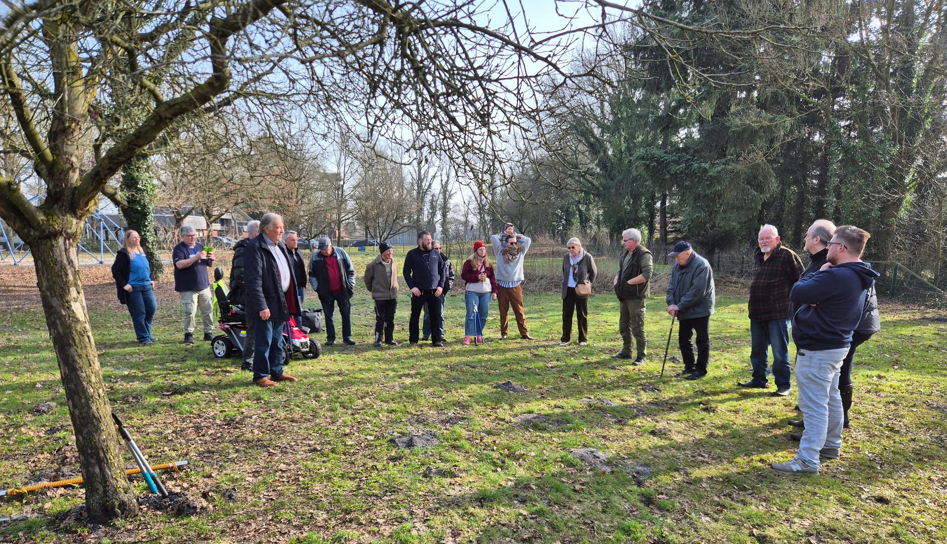 
Lars Siefken erklärt praktisch den Obstbaumschnitt; Foto: Hartmut Lueken
