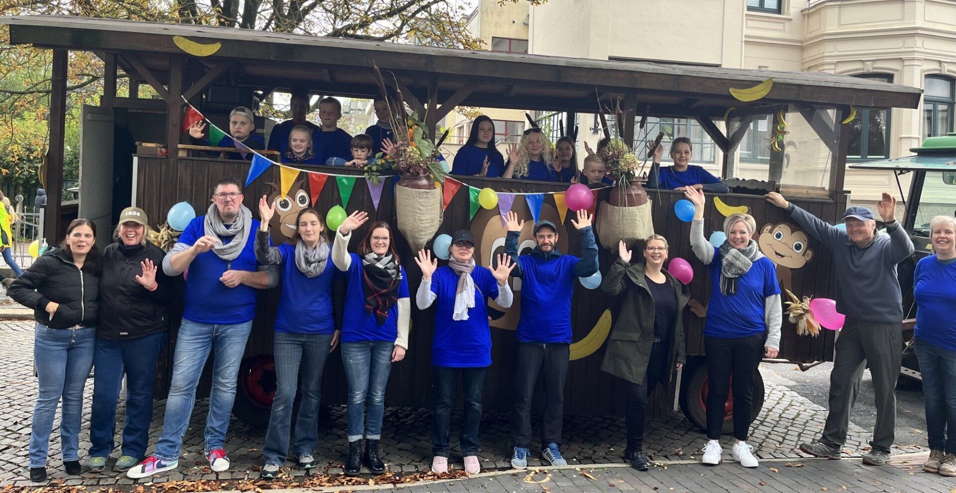 Die Tweelbäker Gruppe vor dem Wagen, mit dem sie am Umzug zum Kramermarkt am 01.10.2022 teilgenommen hat.