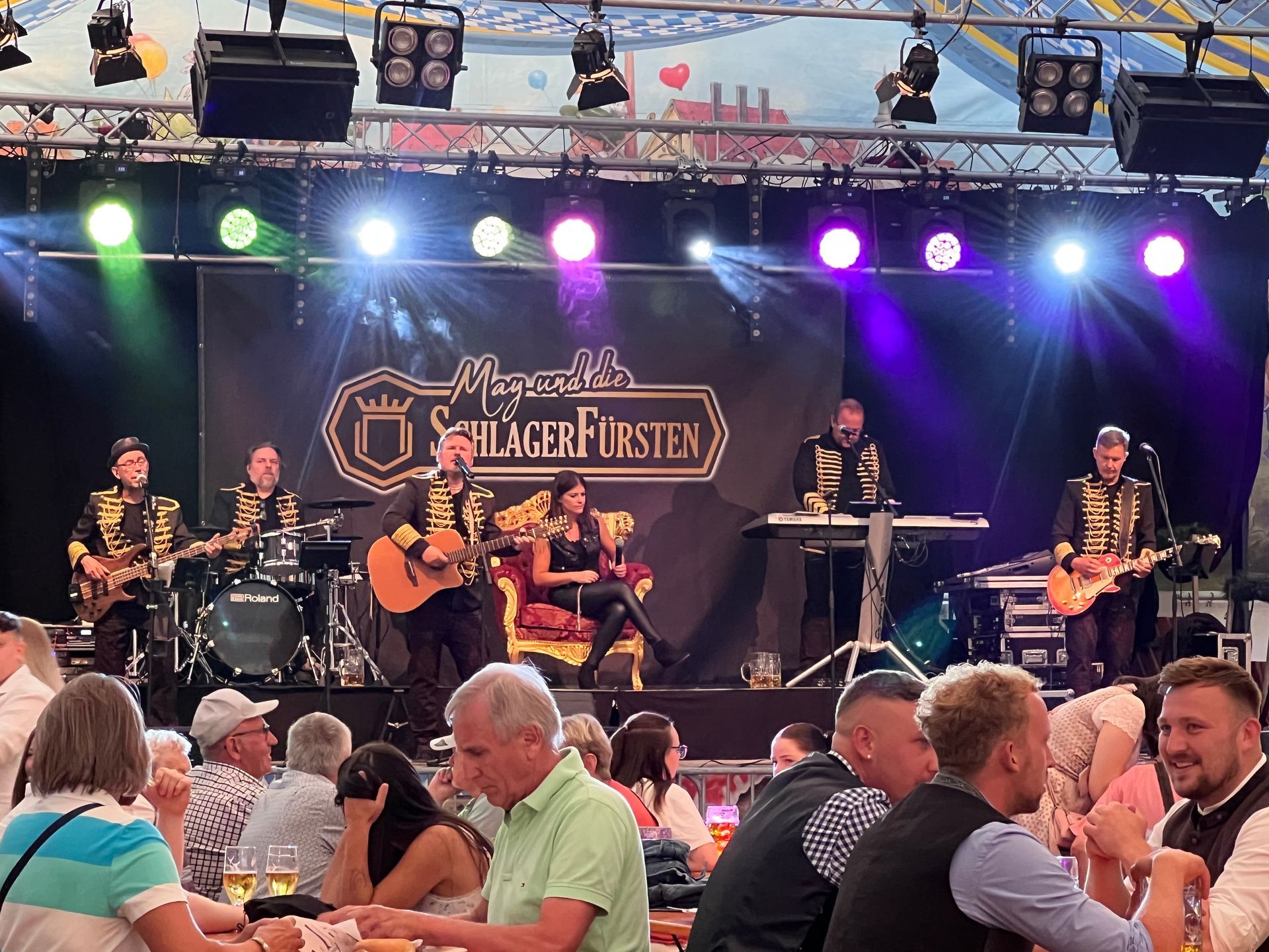 Schlagerhits beim Volksfest