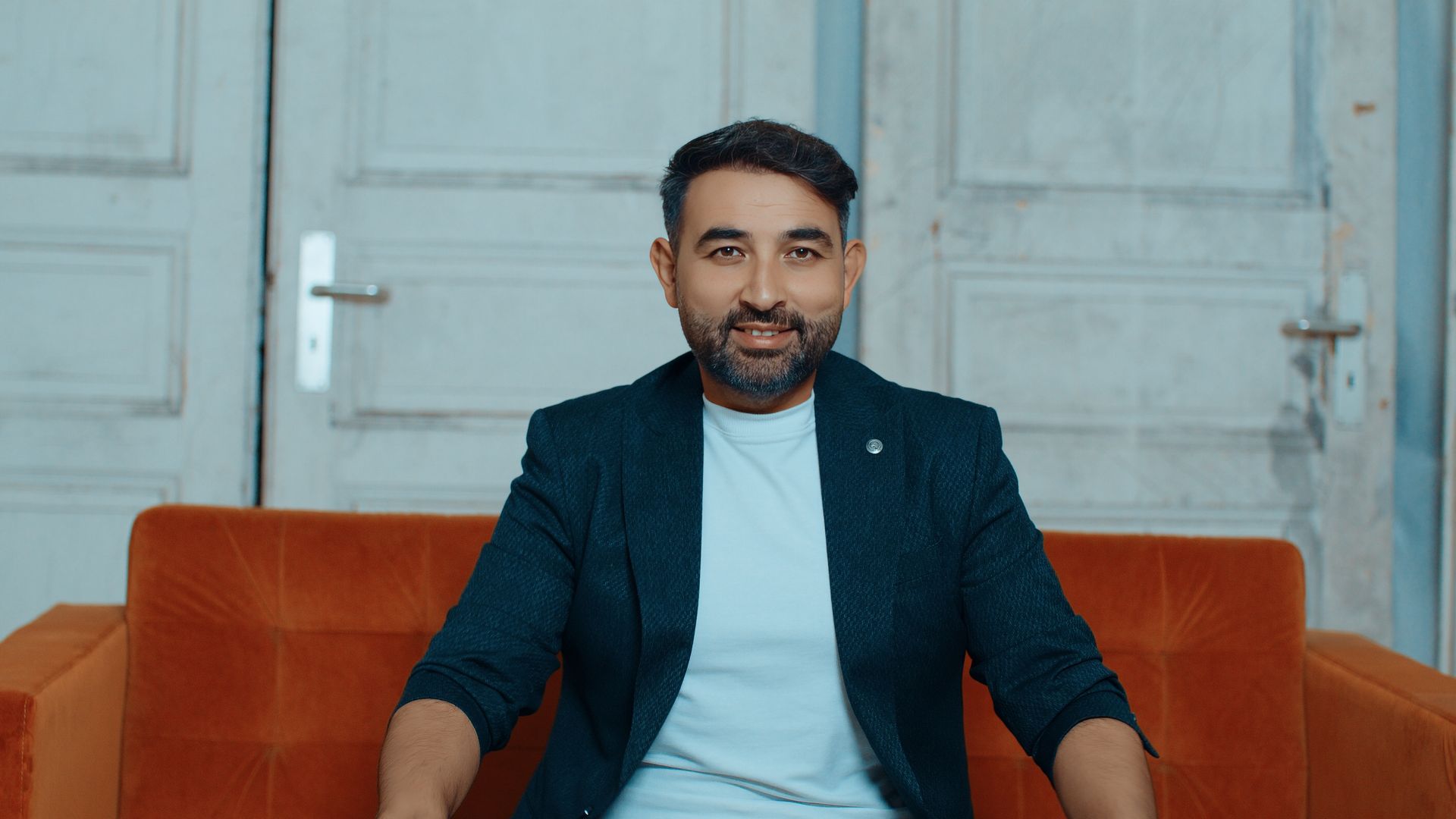 Grup 12 solisti, klip çekimi sırasında enerjisini ve samimiyetini yansıtan bir pozda görülüyor.