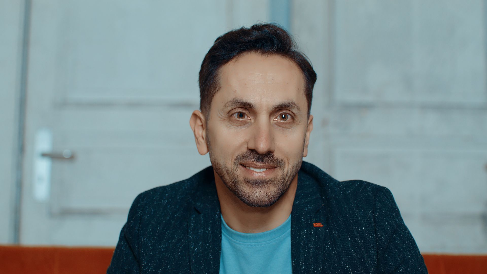 Grup 12 üyesi, klip çekiminde samimi bir gülümsemeyle izleyicilere keyifli bir mesaj iletiyor.