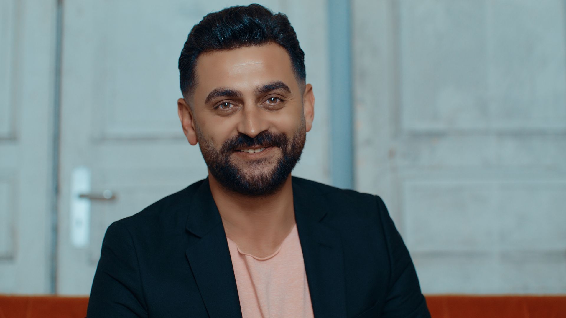 Grup 12 diger solist ve baglamacisi, klip çekimi sırasında samimi bir portreyle profesyonel Türk müziği ekibinin bir parçası olarak yer alıyor.