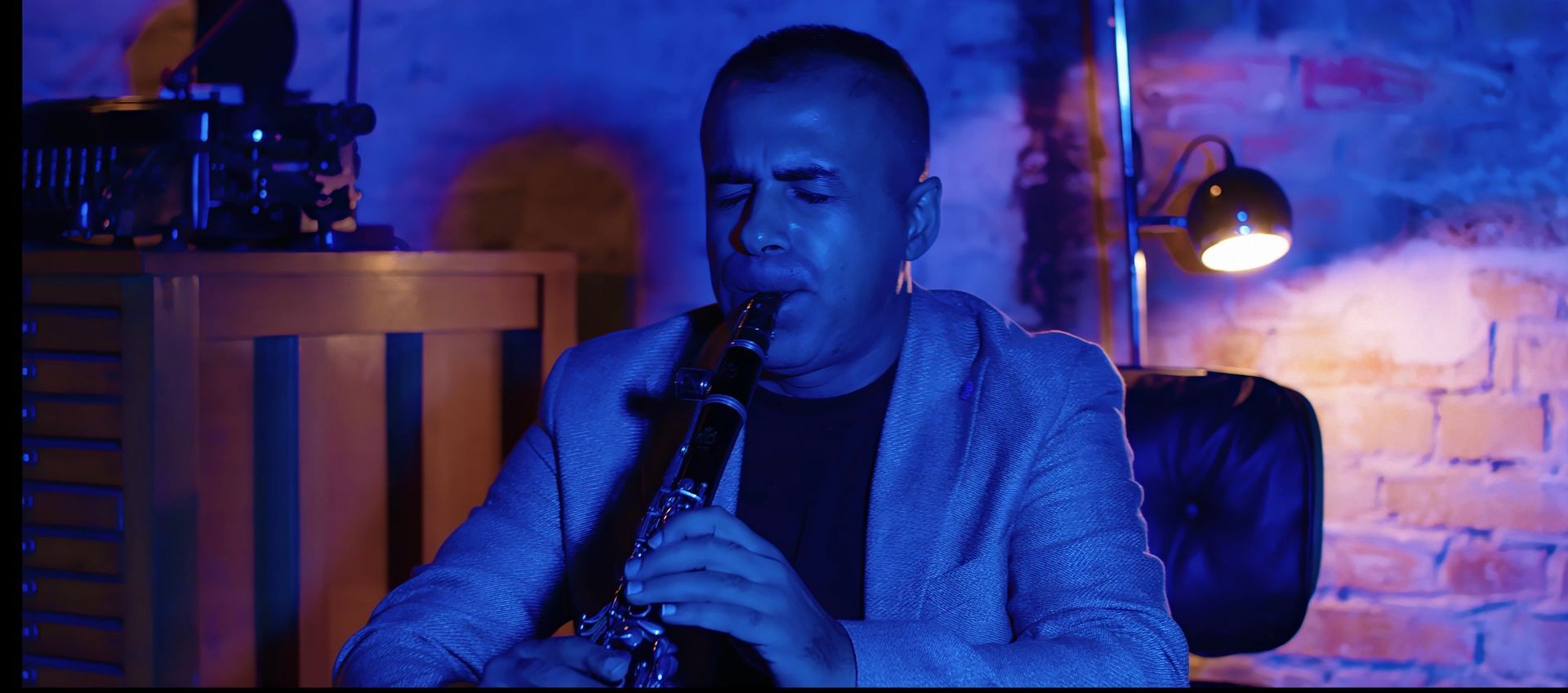 Grup 12’nin klarnetcisi, klip çekimi sırasında duygusal bir atmosfer yaratan etkileyici bir performans sergiliyor.