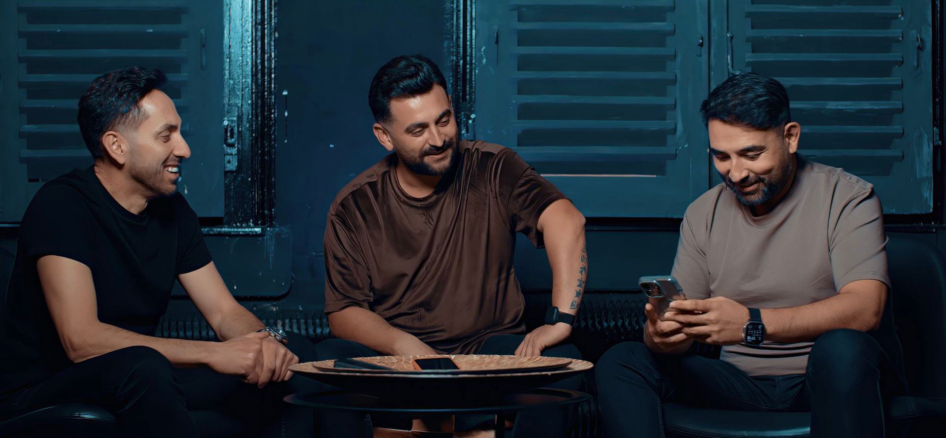 Grup 12 üyeleri, klip çekimi sırasında samimi ve eğlenceli bir anı paylaşıyor.