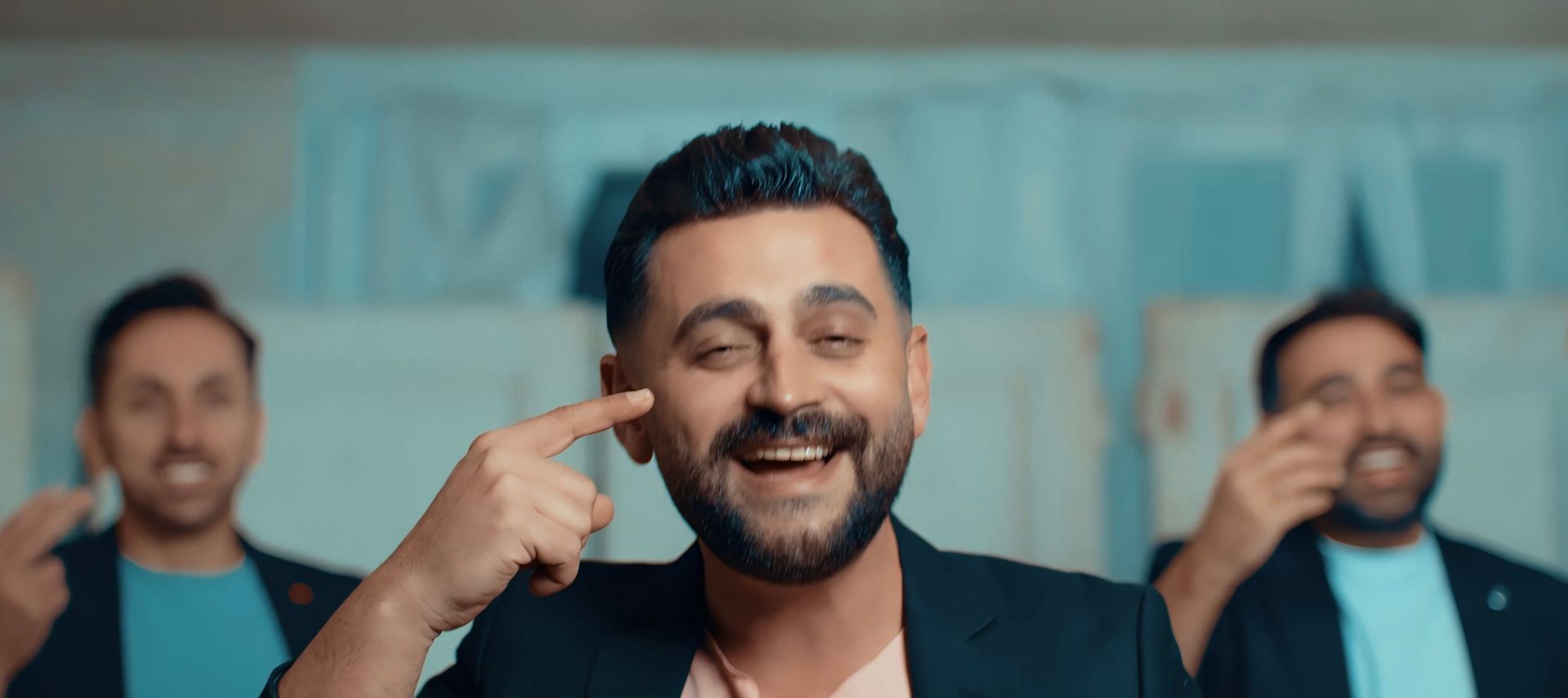 Grup 12 üyeleri, klip çekiminde samimi bir gülümsemeleriyle izleyicilere keyifli bir mesaj iletiyor