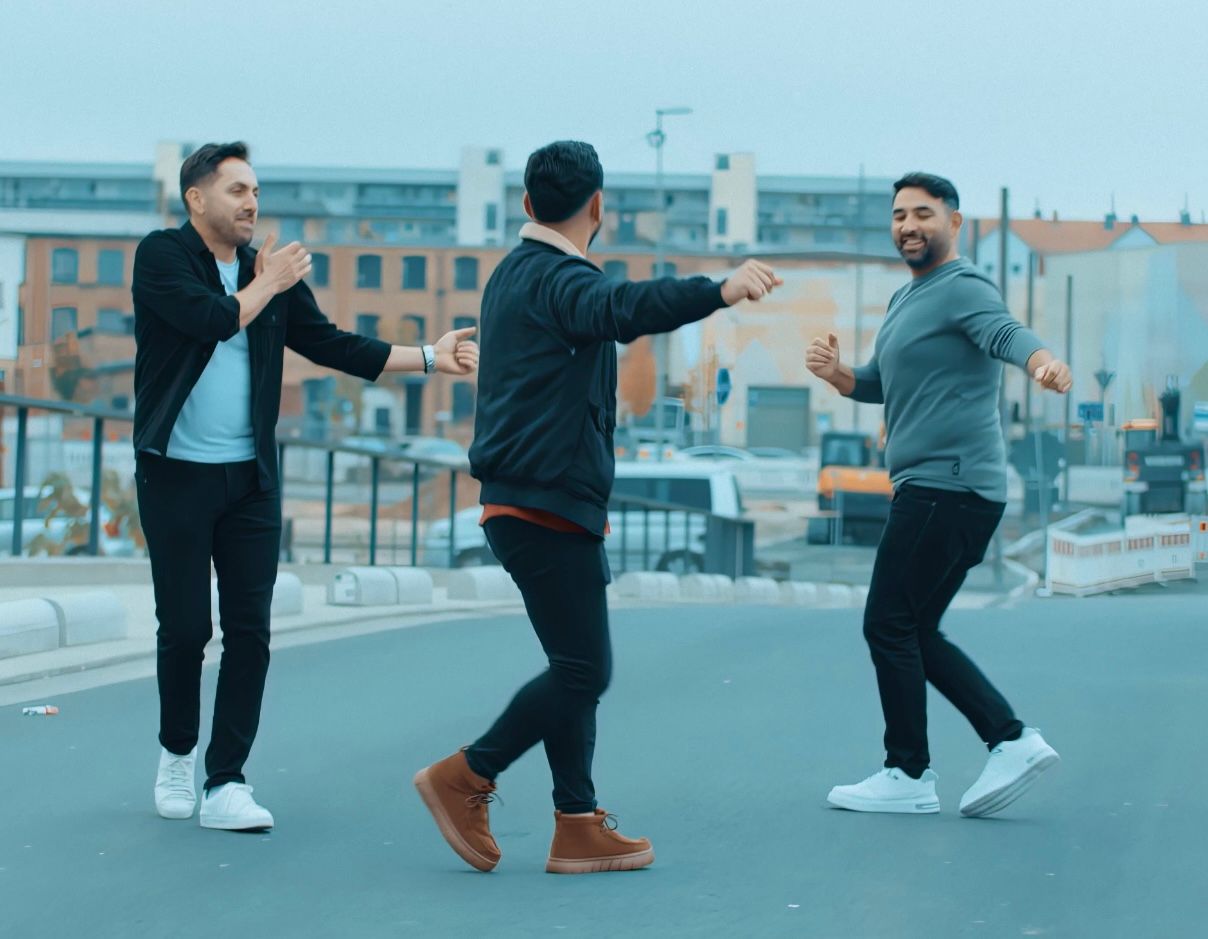 Grup 12 üyeleri, klip çekimi sırasında sokakta dans ederek eğlenceli bir anı canlandırıyor.