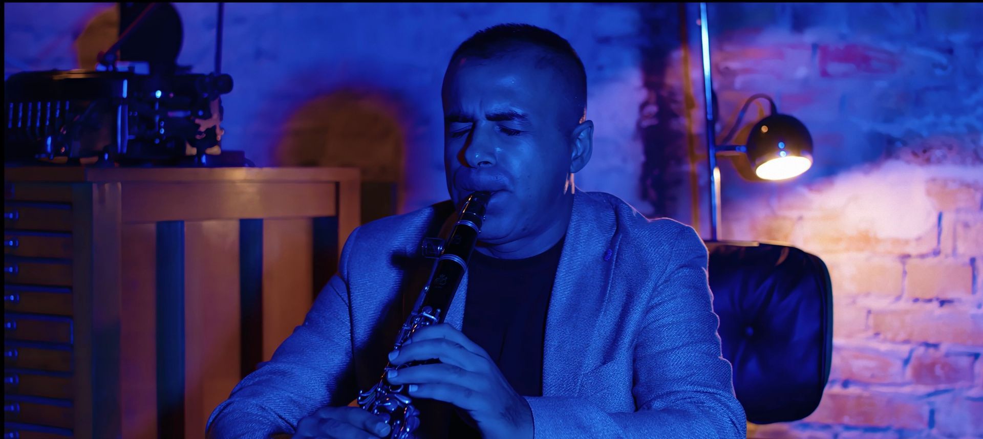 Grup 12’nin klarnetcisi, yeni klip çekimi sırasında etkileyici bir performans sergiliyor.