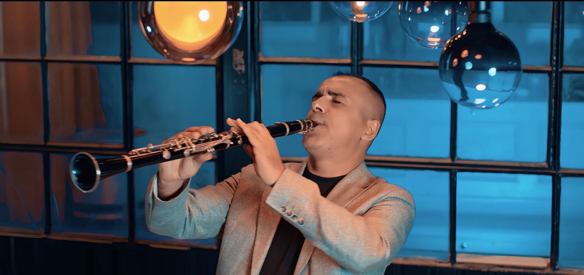 Grup 12’nin klarnet sanatçısı, klip çekimi sırasında duygusal bir performans sergiliyor.