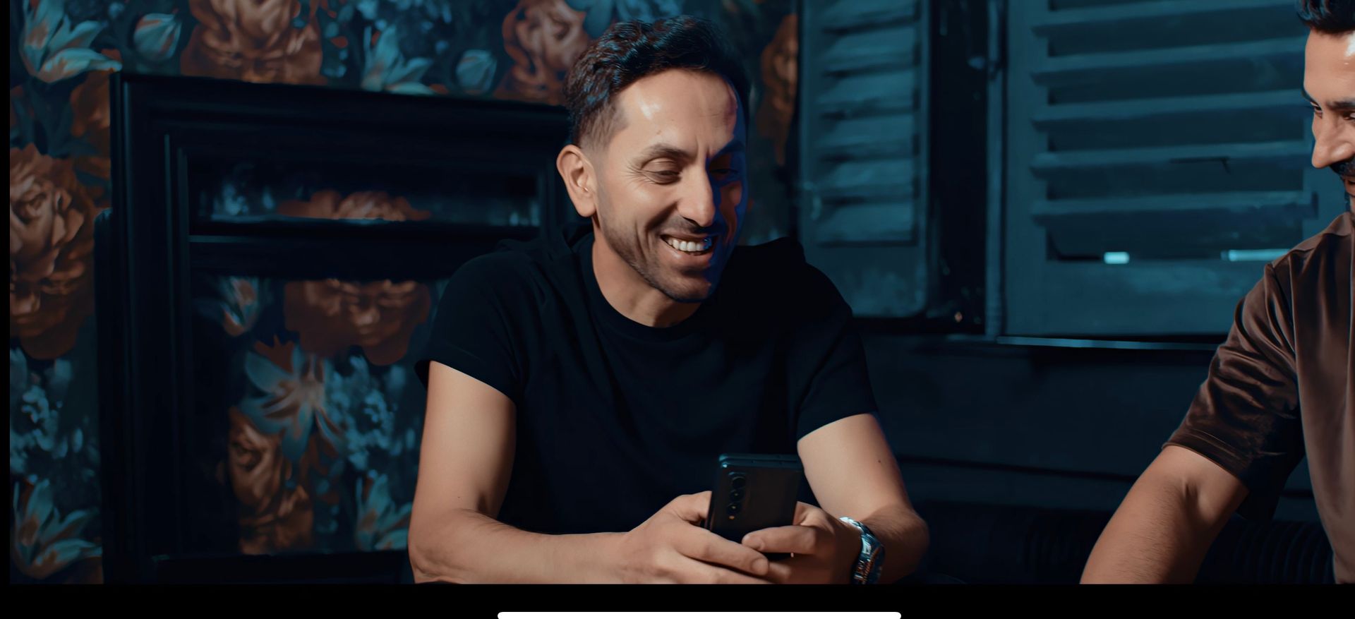 Grup 12 üyesi, klip çekimi sırasında keyifli bir an yaşıyor ve samimi bir gülümsemeyle poz veriyor.