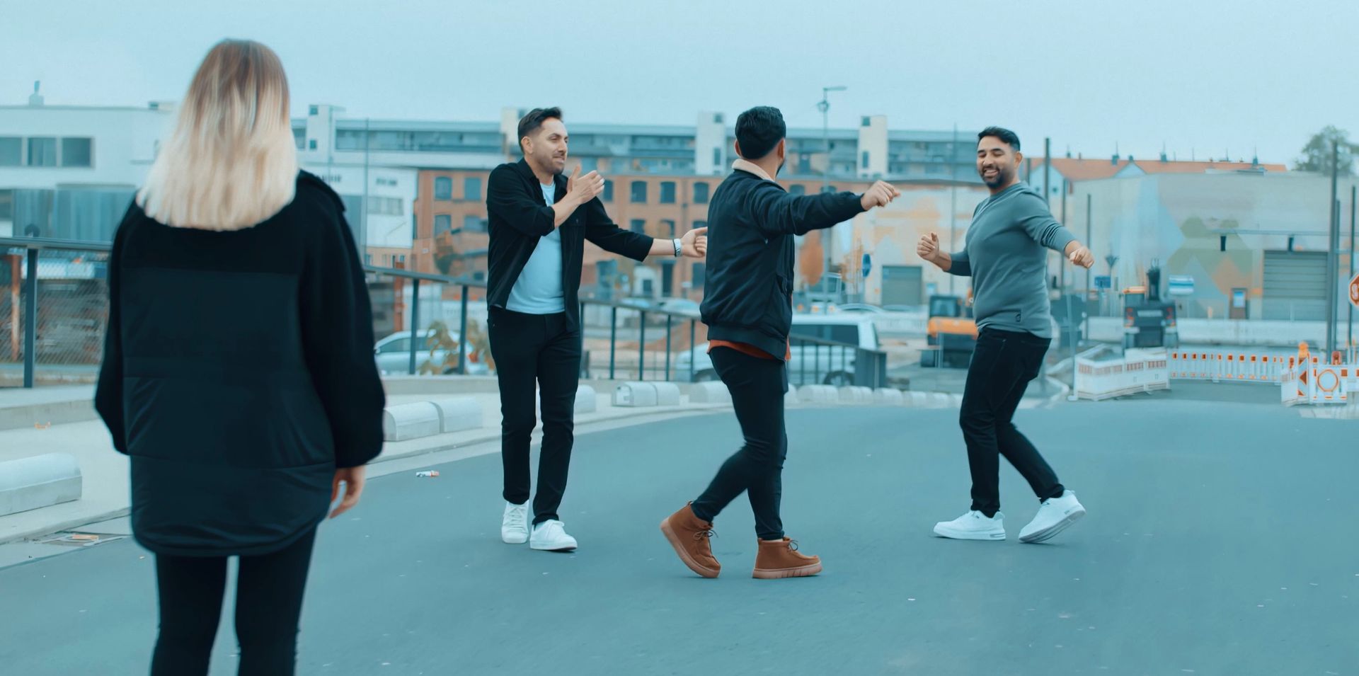 Grup 12 üyeleri, klip çekiminde enerjik ve eğlenceli bir sahneyi canlandırırken dans ediyor.