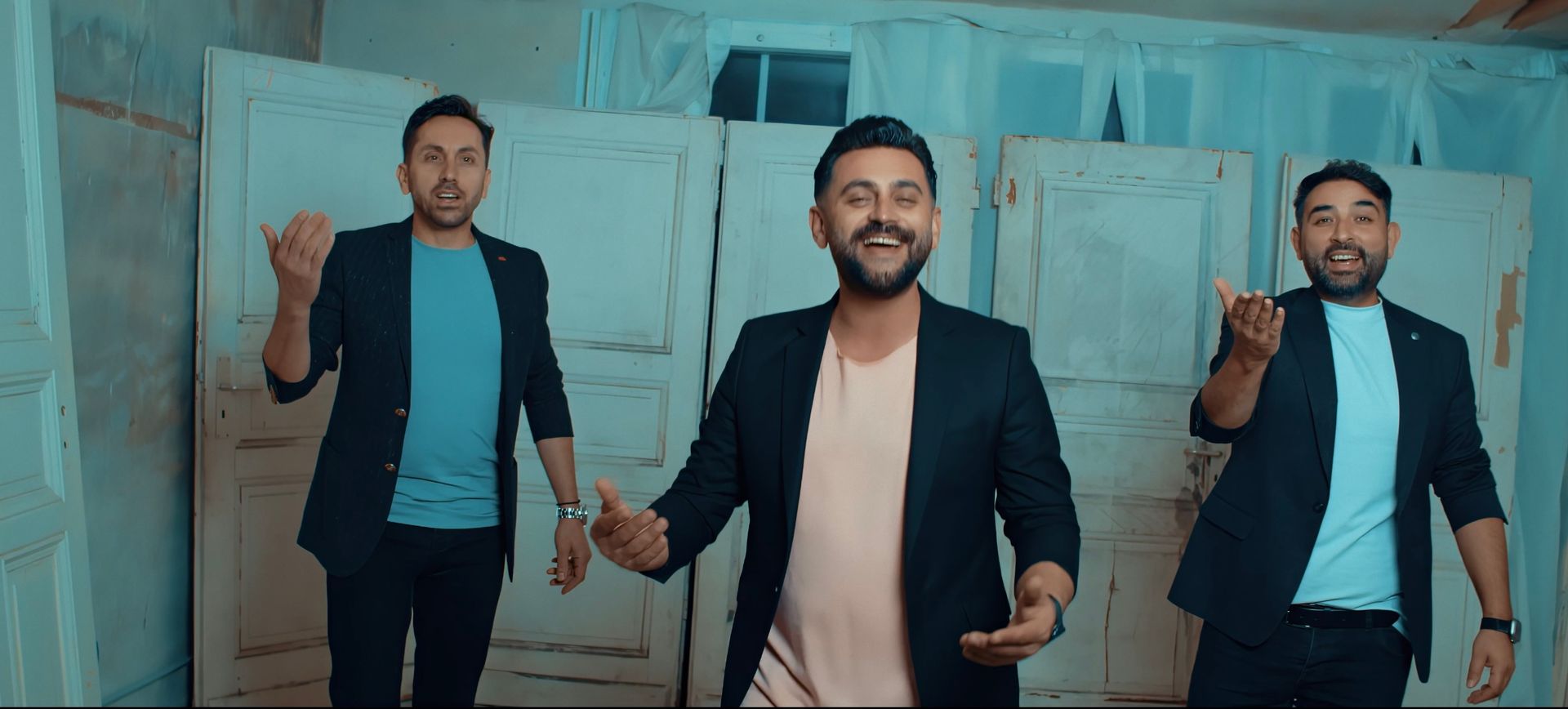 Grup 12 üyeleri, klip çekimi sırasında enerjik ve etkileyici bir performans sergiliyor.