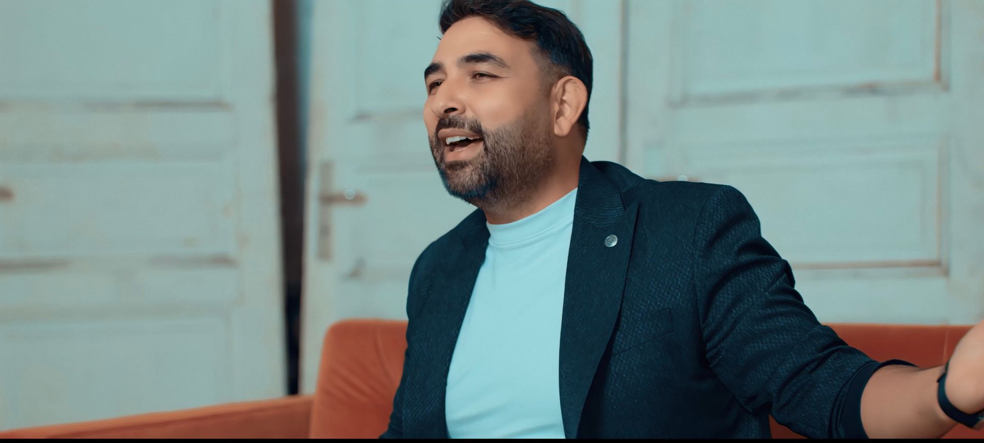 Grup 12’nin solisti, klip çekiminde duygusal bir sahneyi etkileyici bir şekilde yorumluyor.