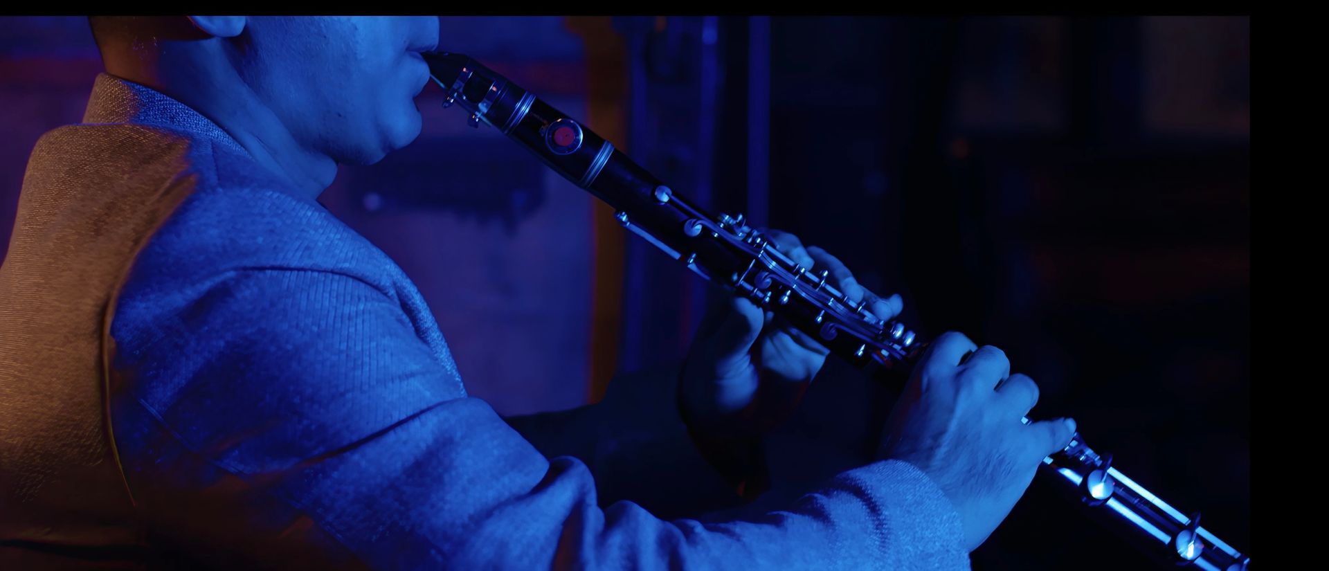 Grup 12’nin klarnetcisi, klip çekiminde müziğiyle sahneye derinlik katıyor.