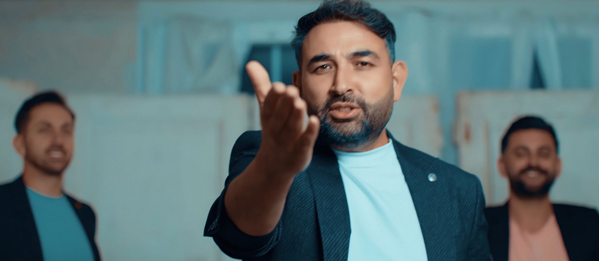 Grup 12 solisti, klip çekiminde dinleyicilere hitap eden enerjik bir performans sergiliyor.