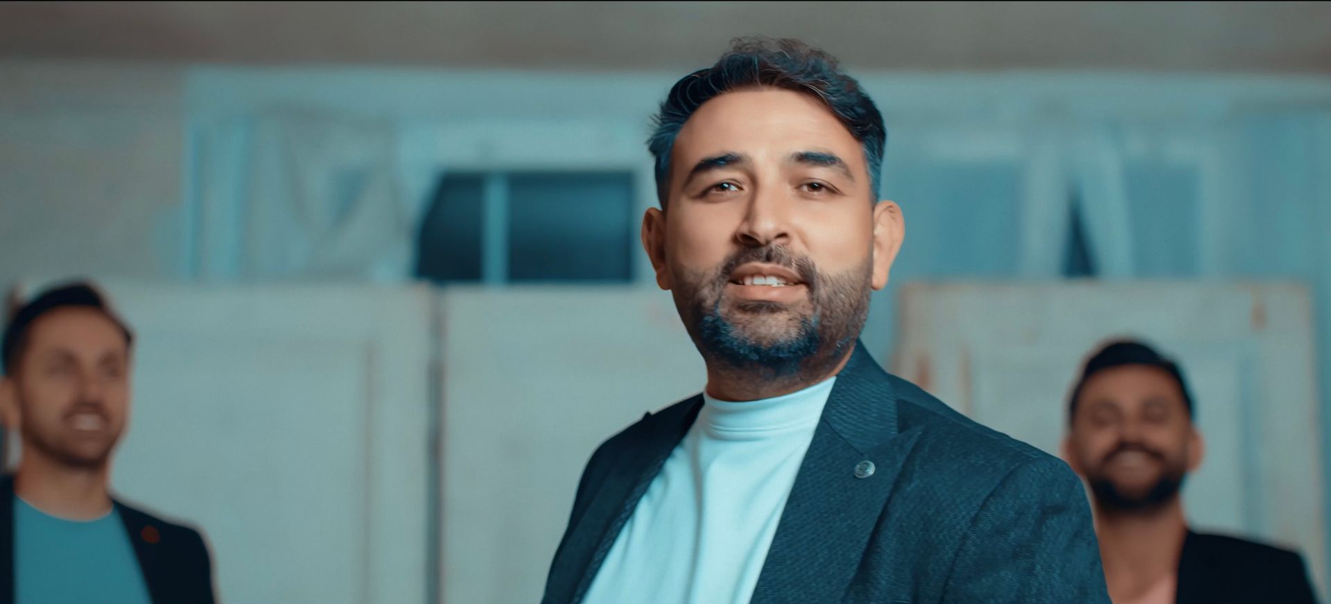 Grup 12 solisti ve gitaristi yeni klip çekimi sırasında şık ve etkileyici bir poz veriyor.