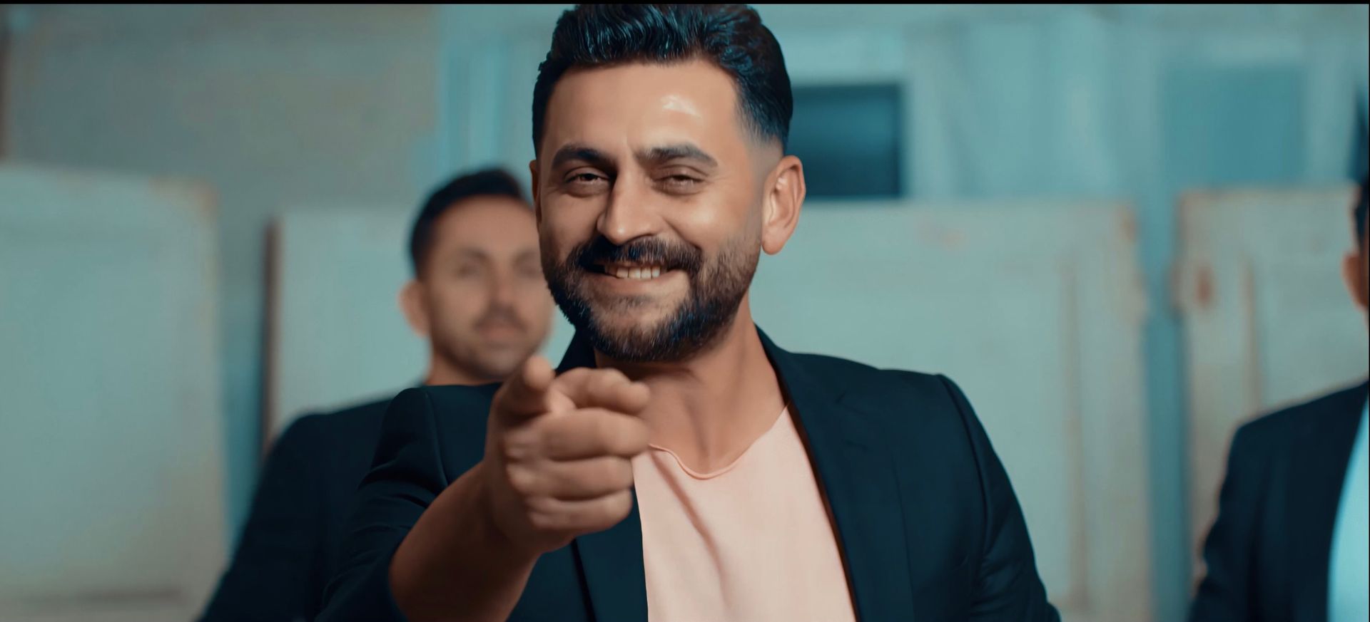 Grup 12 üyesi, klip çekimi sırasında dinleyicilere coşkulu ve samimi bir şekilde hitap ediyor.