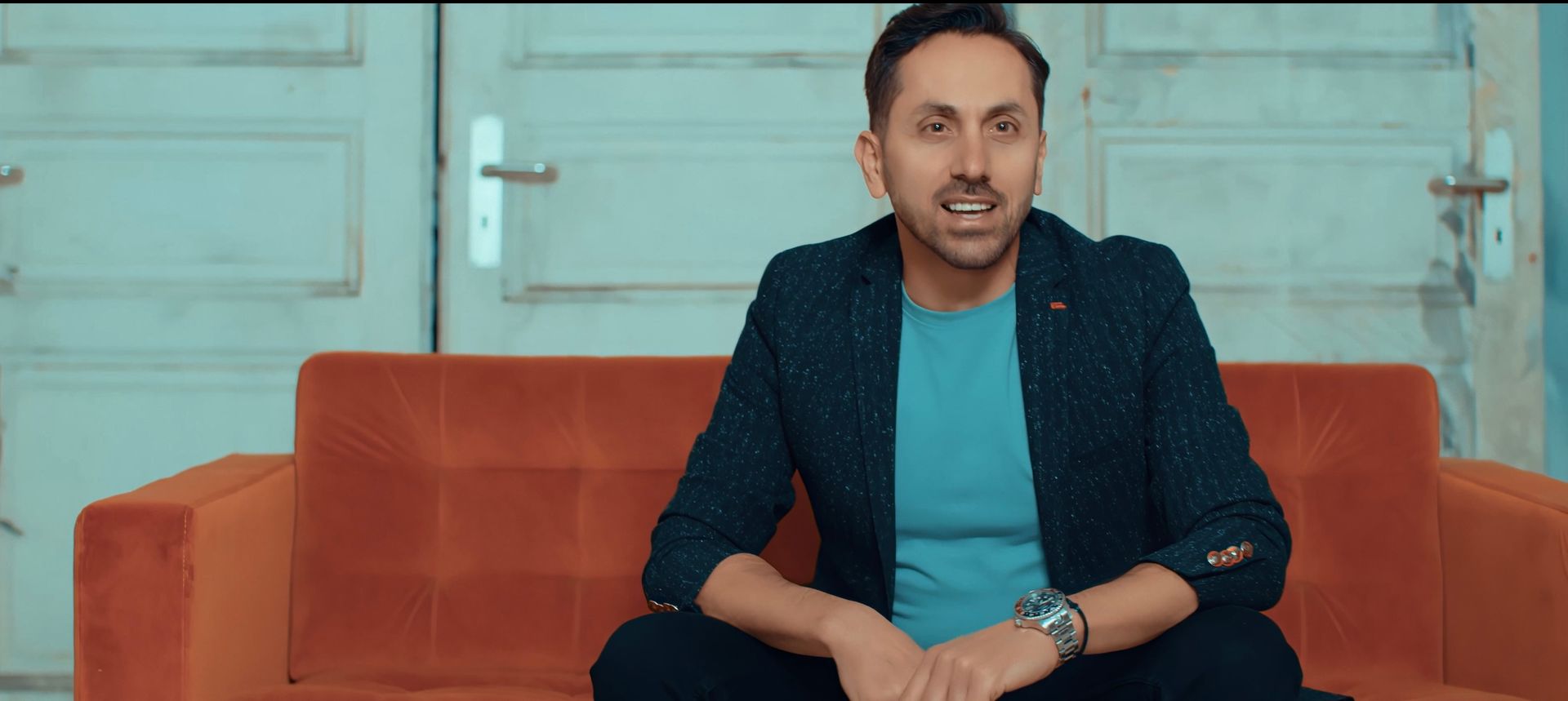 Grup 12 Keyboard`cusu, düğün ve etkinlikler için gerçekleştirdiği sahne performanslarından birinde şık bir poz veriyor.