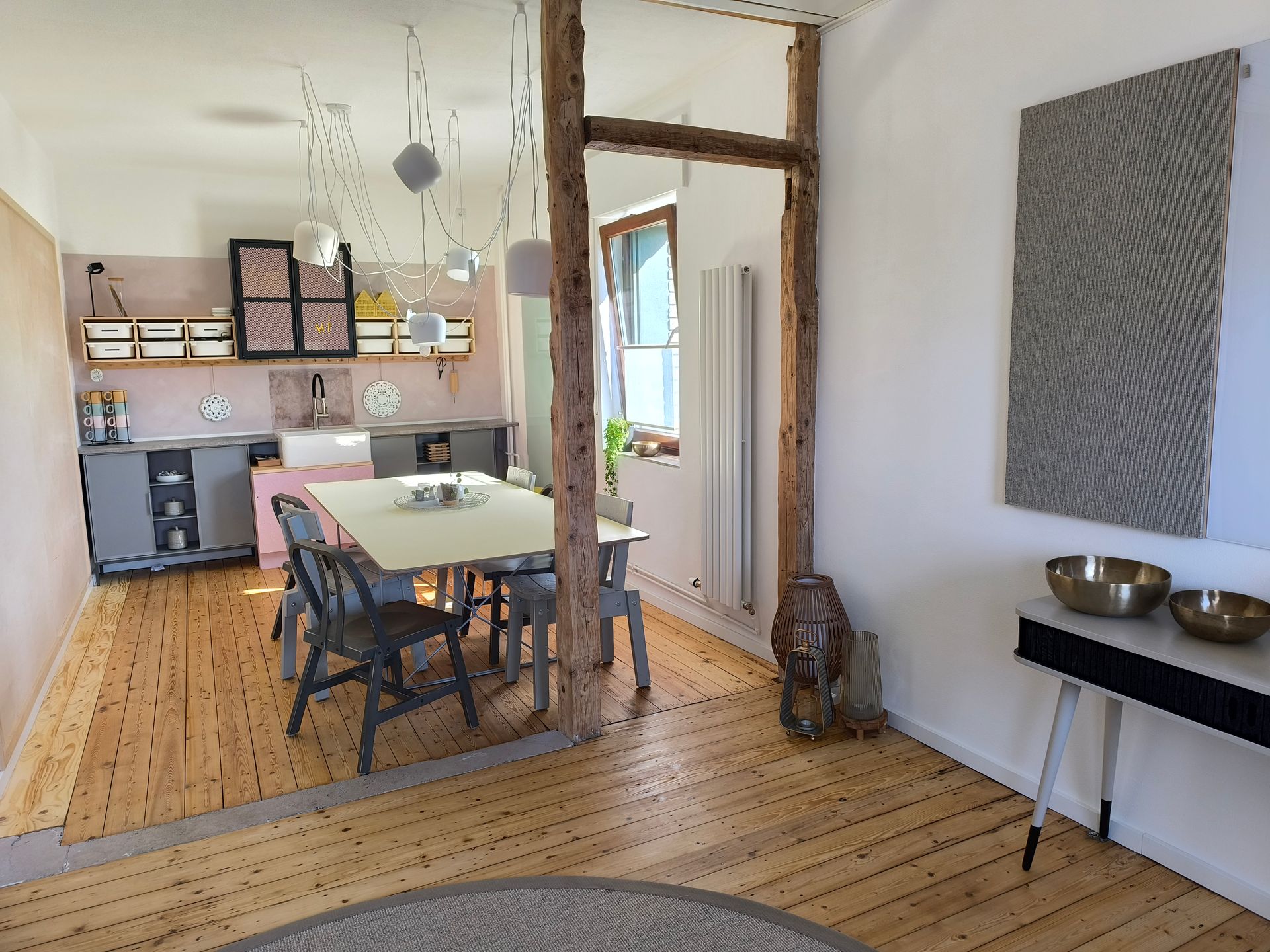 Der Kreativraum im Atelier Samenkorn. Das Bild zeigt einen großen  Arbeitstisch mit Stühlen.