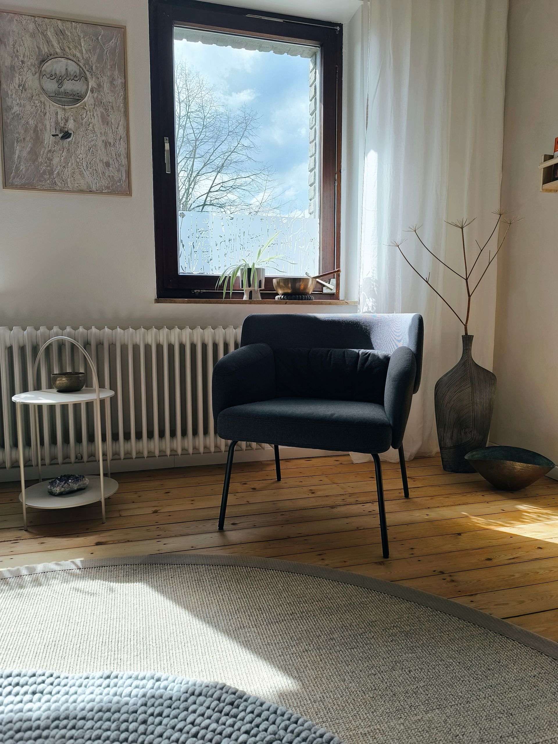 Ein Raumausschnitt des Seminarraumes. Ein Postersessel steht vor einem Fenster.