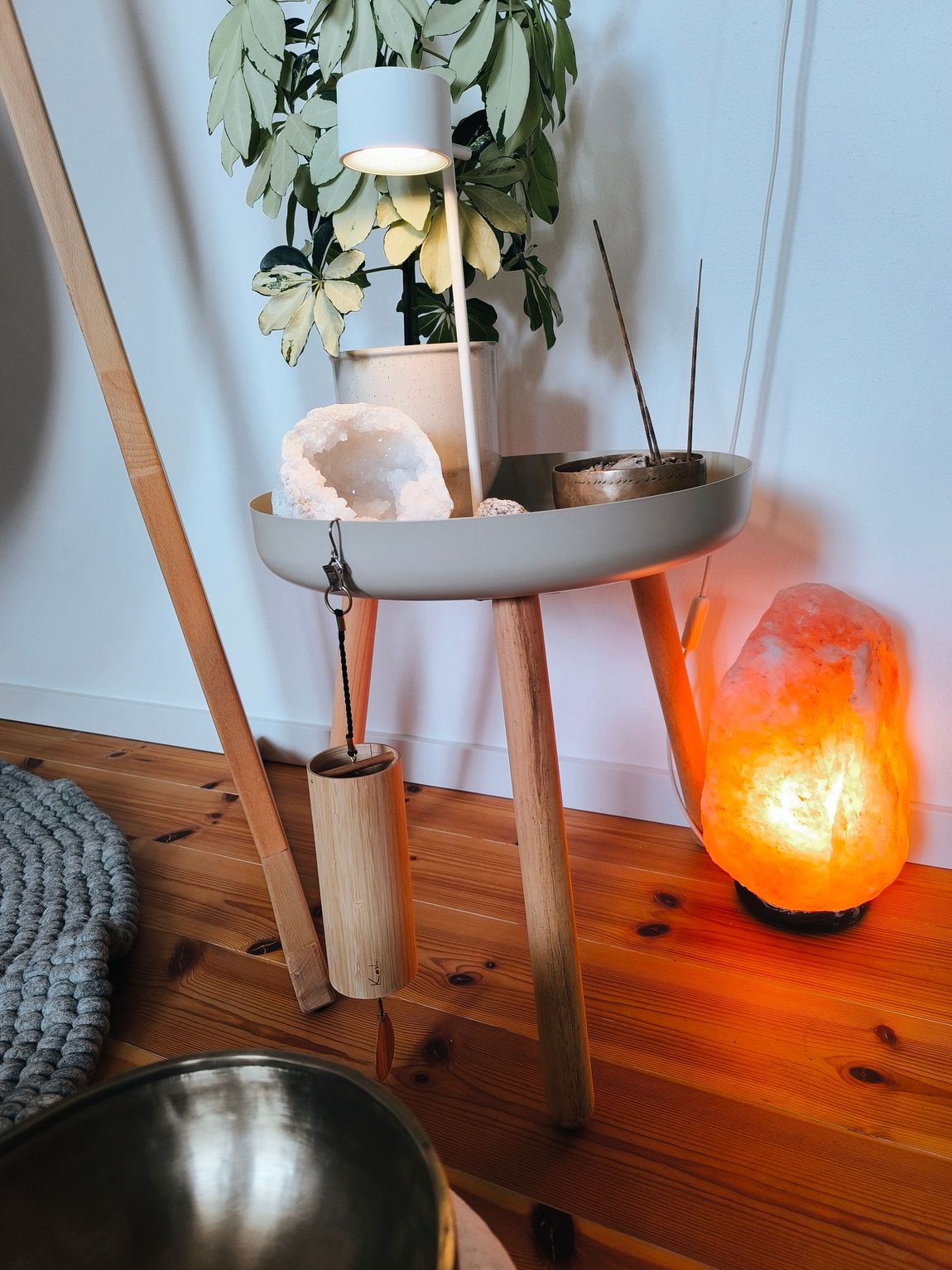 Salzlampe und Dekoelemente im Atelier Samenkorn.