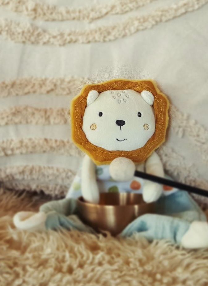 Löwe Krümel - kleines Kuscheltier wird eingesetzt bei Kinderbegegnungen.