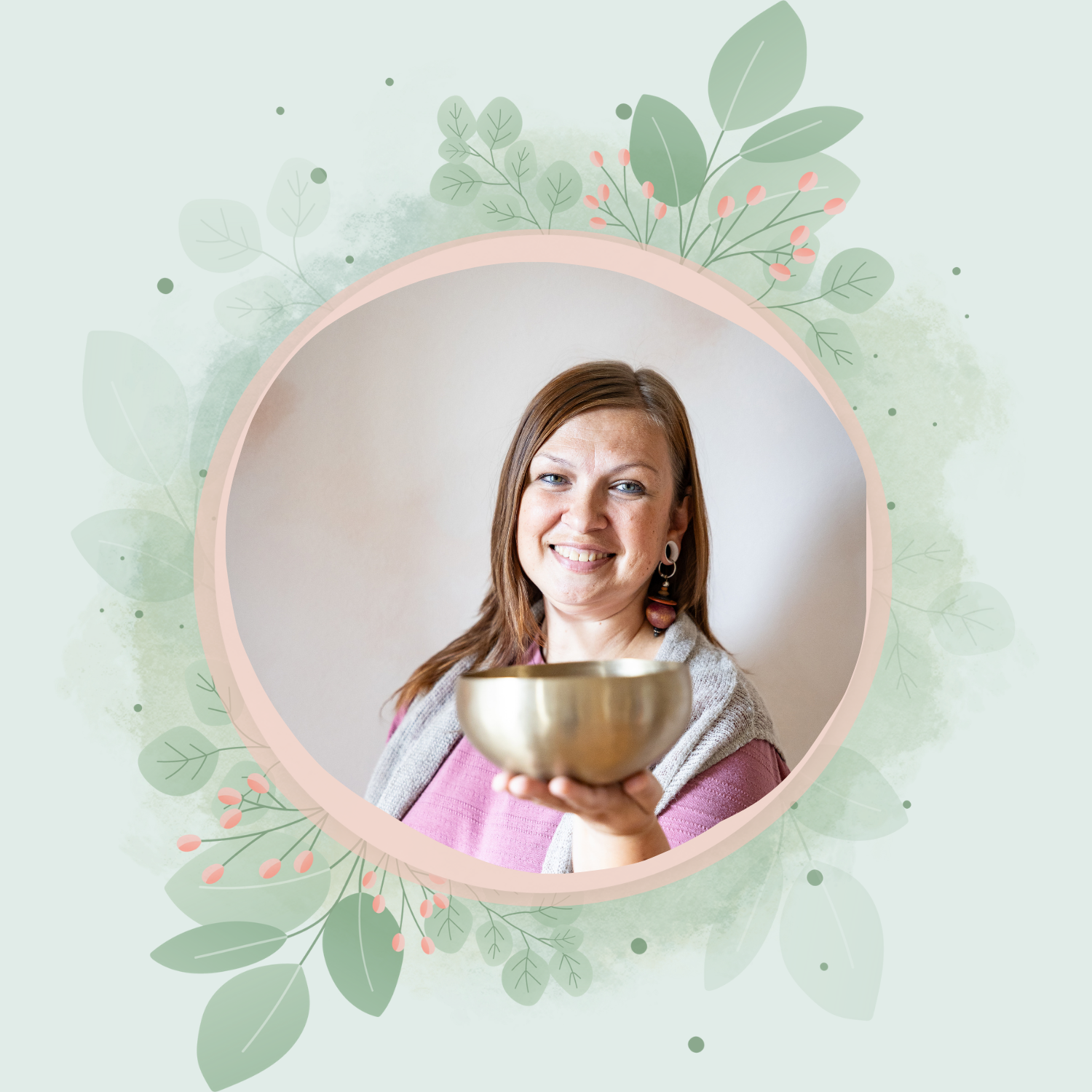 Nahaufnahme von Julia Pantou, mit einer Klangschale im Vordergrund.