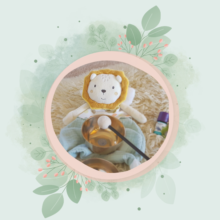 Ein Kuscheltier, Löwe Krümmel, bekommt eine Klangmassage mit Zen Klangschalen. Daneben sieht man ein Ätherisches Öl.